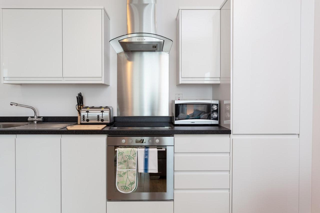 Self-Contained Town Centre One Bedroom Apartments By Helmswood Serviced Apartments Redhill  Dış mekan fotoğraf