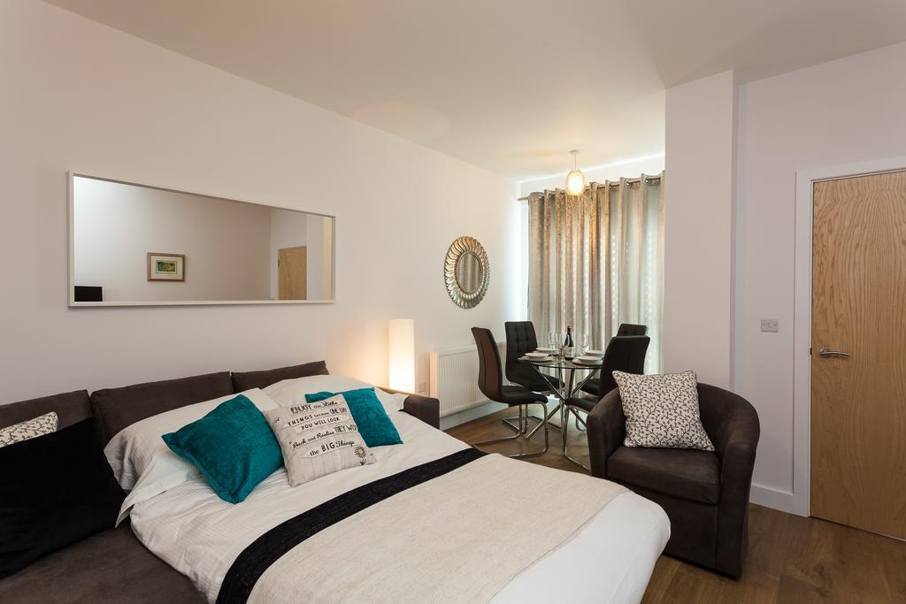 Self-Contained Town Centre One Bedroom Apartments By Helmswood Serviced Apartments Redhill  Dış mekan fotoğraf