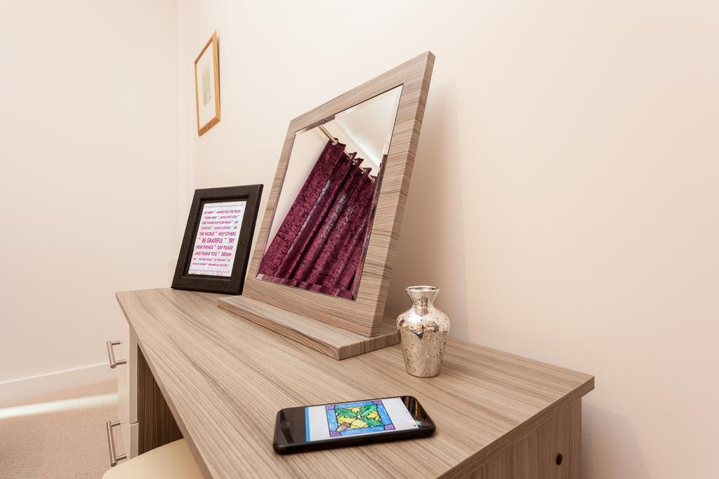 Self-Contained Town Centre One Bedroom Apartments By Helmswood Serviced Apartments Redhill  Dış mekan fotoğraf