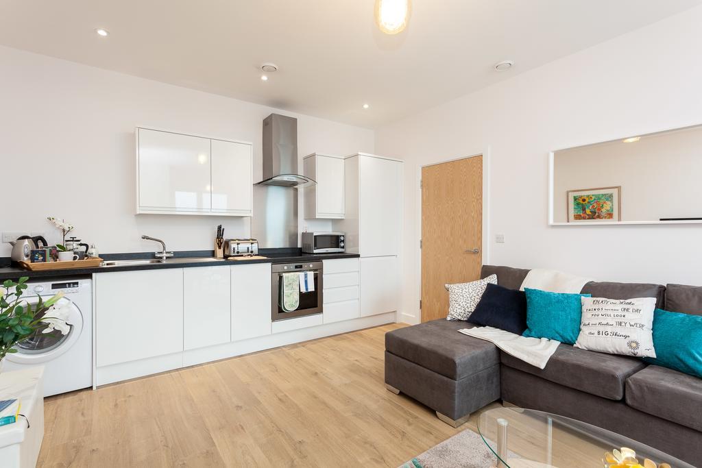 Self-Contained Town Centre One Bedroom Apartments By Helmswood Serviced Apartments Redhill  Dış mekan fotoğraf
