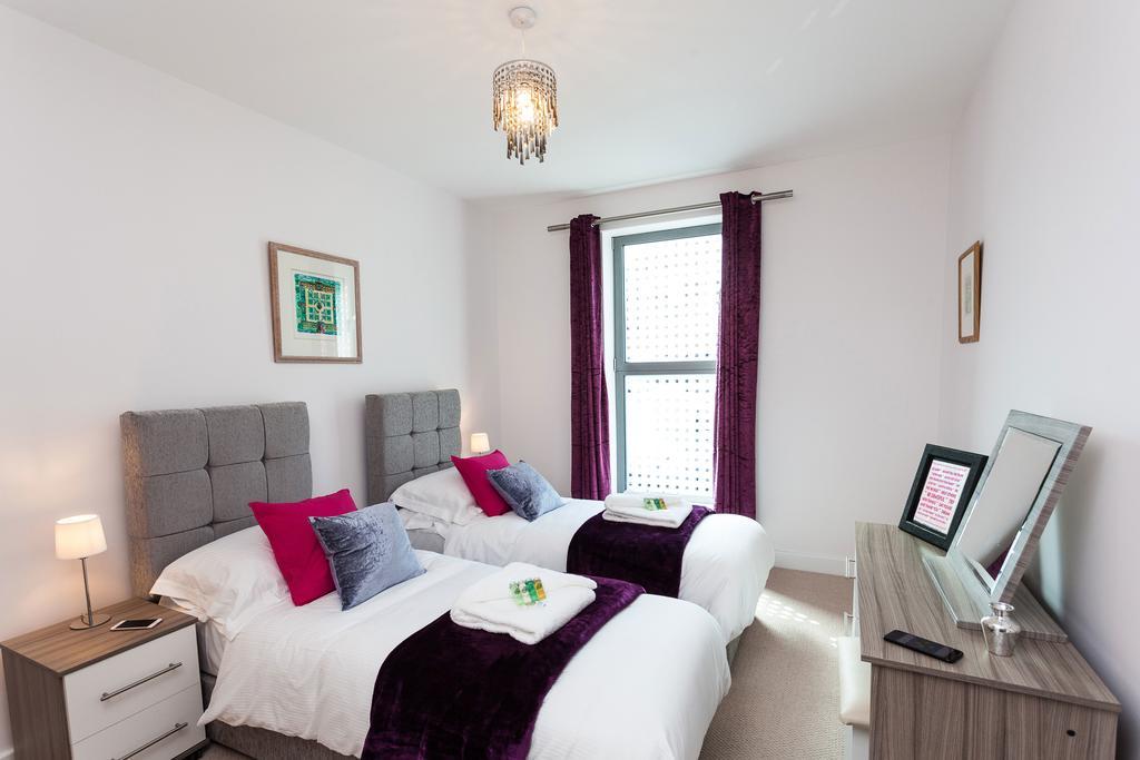 Self-Contained Town Centre One Bedroom Apartments By Helmswood Serviced Apartments Redhill  Dış mekan fotoğraf