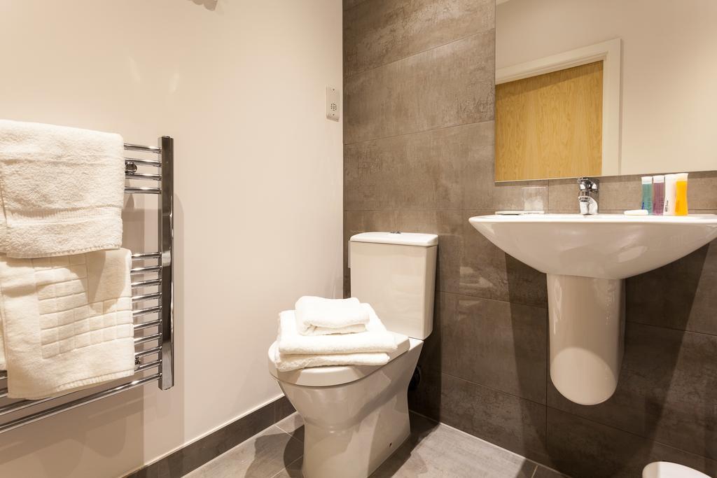 Self-Contained Town Centre One Bedroom Apartments By Helmswood Serviced Apartments Redhill  Dış mekan fotoğraf
