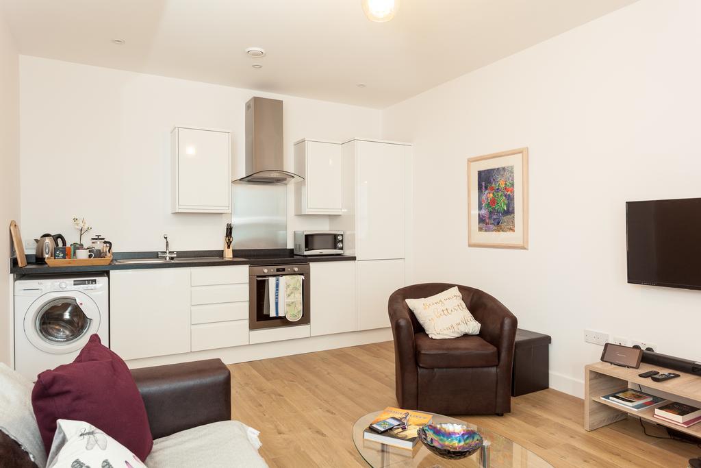 Self-Contained Town Centre One Bedroom Apartments By Helmswood Serviced Apartments Redhill  Dış mekan fotoğraf