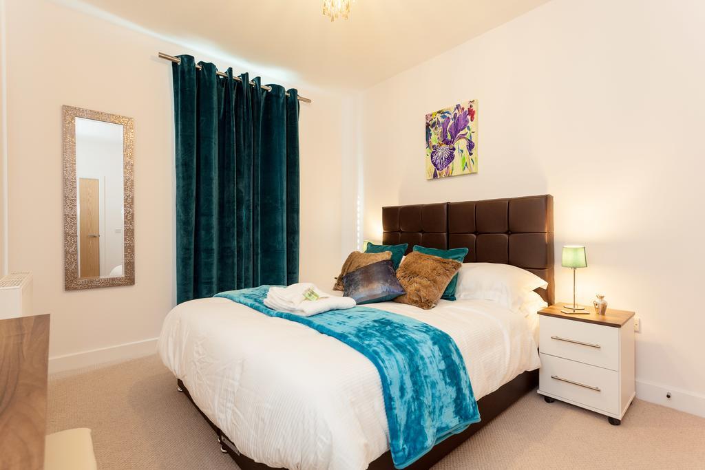 Self-Contained Town Centre One Bedroom Apartments By Helmswood Serviced Apartments Redhill  Dış mekan fotoğraf