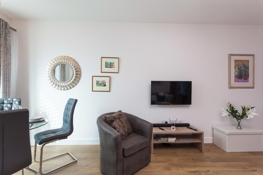 Self-Contained Town Centre One Bedroom Apartments By Helmswood Serviced Apartments Redhill  Dış mekan fotoğraf