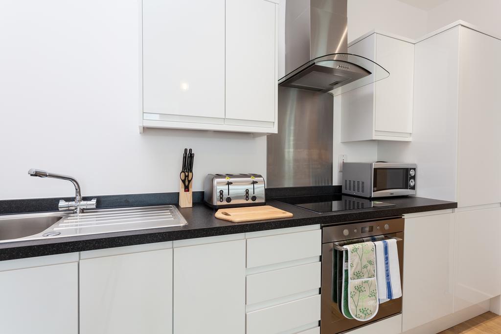 Self-Contained Town Centre One Bedroom Apartments By Helmswood Serviced Apartments Redhill  Dış mekan fotoğraf