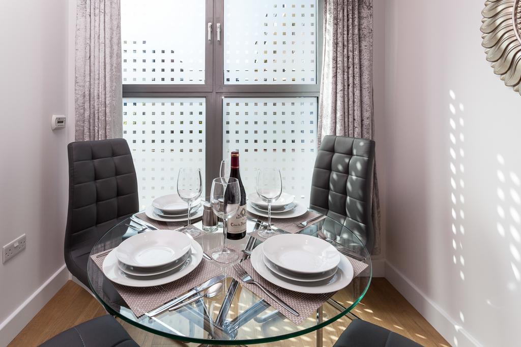 Self-Contained Town Centre One Bedroom Apartments By Helmswood Serviced Apartments Redhill  Dış mekan fotoğraf