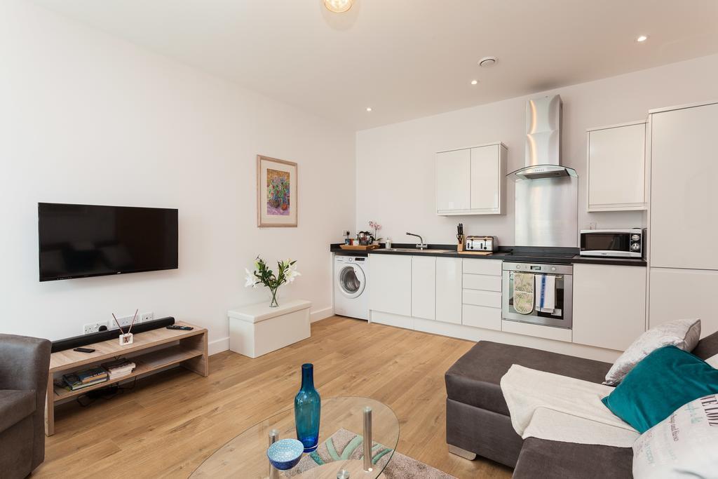 Self-Contained Town Centre One Bedroom Apartments By Helmswood Serviced Apartments Redhill  Dış mekan fotoğraf