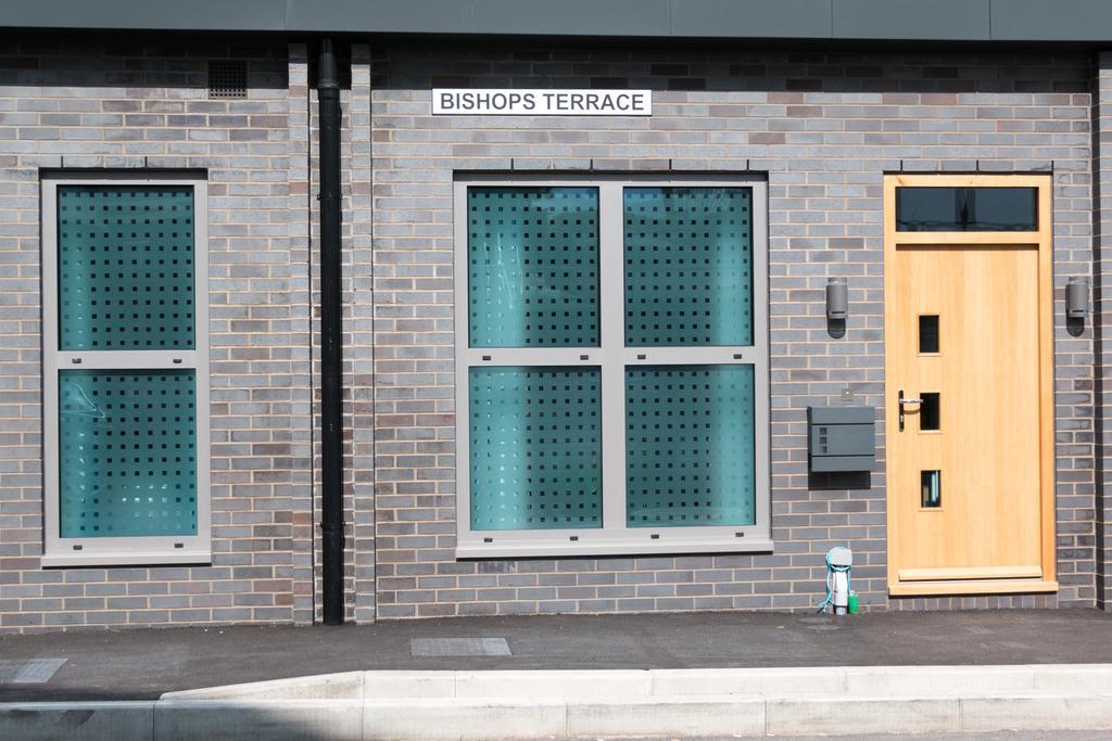 Self-Contained Town Centre One Bedroom Apartments By Helmswood Serviced Apartments Redhill  Dış mekan fotoğraf
