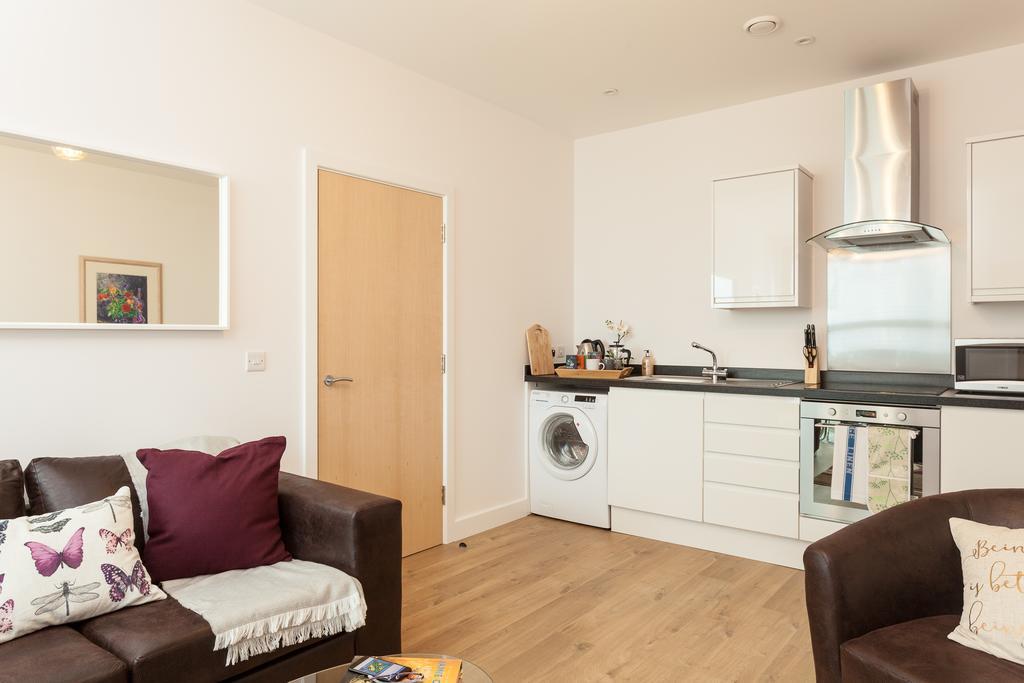 Self-Contained Town Centre One Bedroom Apartments By Helmswood Serviced Apartments Redhill  Dış mekan fotoğraf
