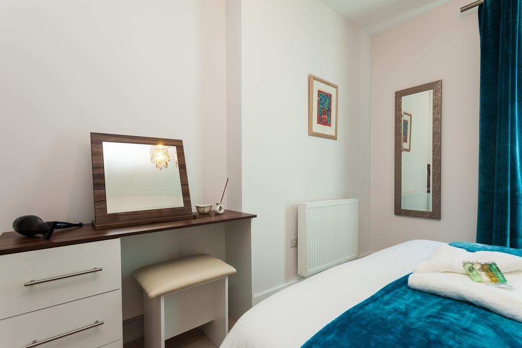 Self-Contained Town Centre One Bedroom Apartments By Helmswood Serviced Apartments Redhill  Dış mekan fotoğraf