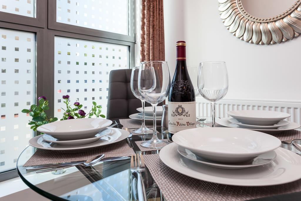 Self-Contained Town Centre One Bedroom Apartments By Helmswood Serviced Apartments Redhill  Dış mekan fotoğraf
