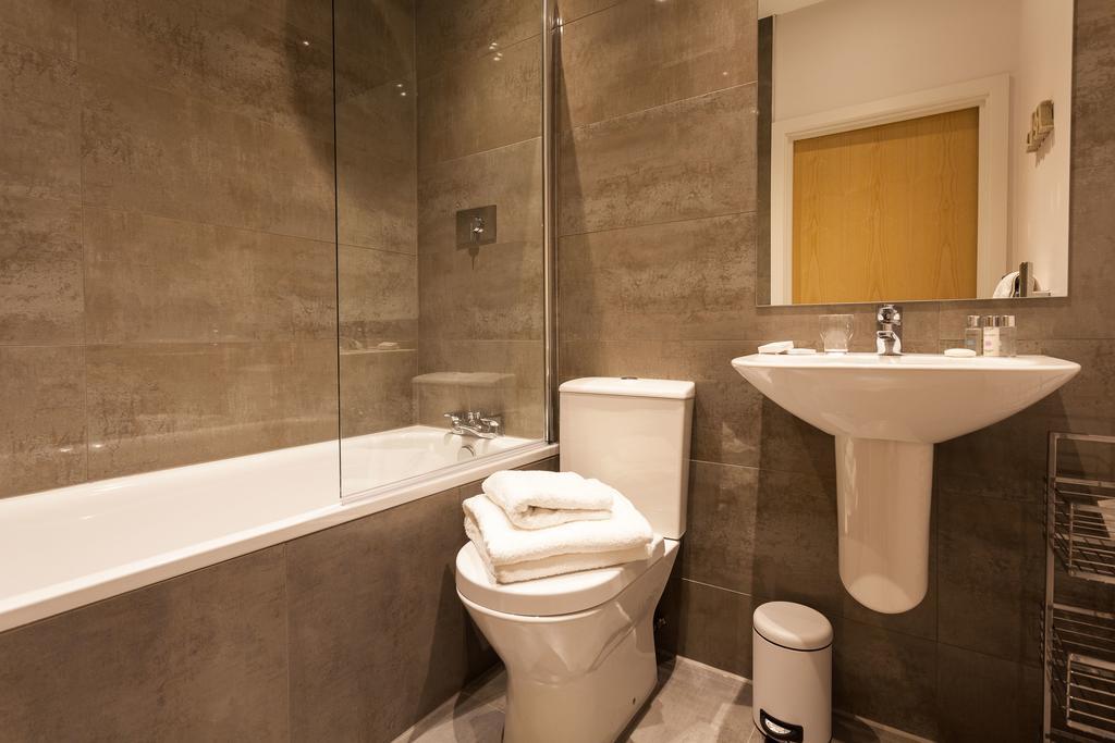 Self-Contained Town Centre One Bedroom Apartments By Helmswood Serviced Apartments Redhill  Dış mekan fotoğraf
