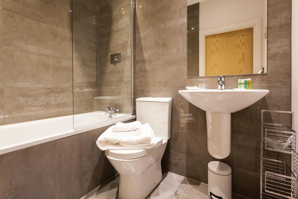 Self-Contained Town Centre One Bedroom Apartments By Helmswood Serviced Apartments Redhill  Dış mekan fotoğraf