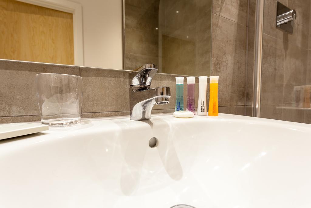 Self-Contained Town Centre One Bedroom Apartments By Helmswood Serviced Apartments Redhill  Dış mekan fotoğraf