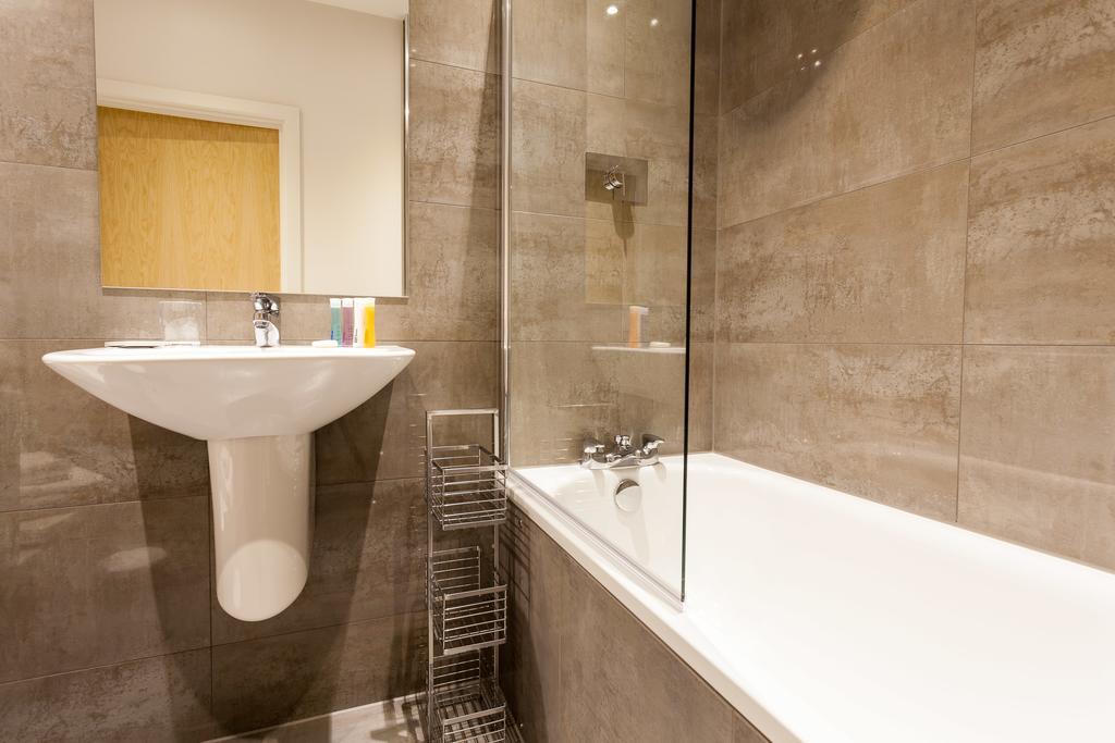 Self-Contained Town Centre One Bedroom Apartments By Helmswood Serviced Apartments Redhill  Dış mekan fotoğraf