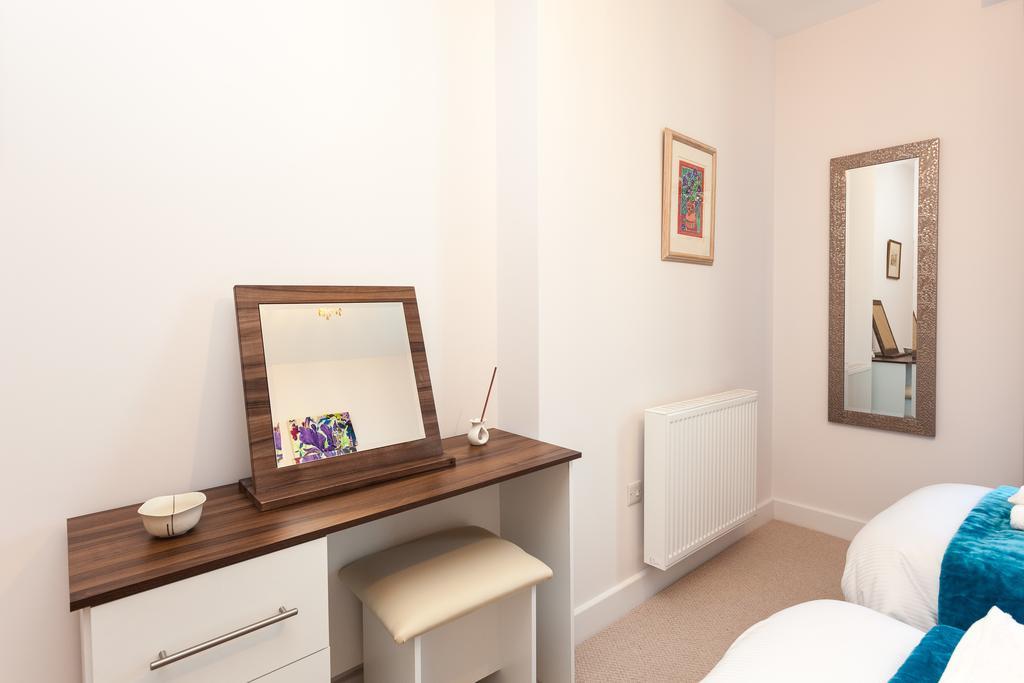 Self-Contained Town Centre One Bedroom Apartments By Helmswood Serviced Apartments Redhill  Dış mekan fotoğraf