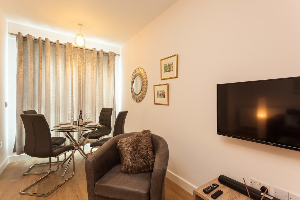 Self-Contained Town Centre One Bedroom Apartments By Helmswood Serviced Apartments Redhill  Dış mekan fotoğraf