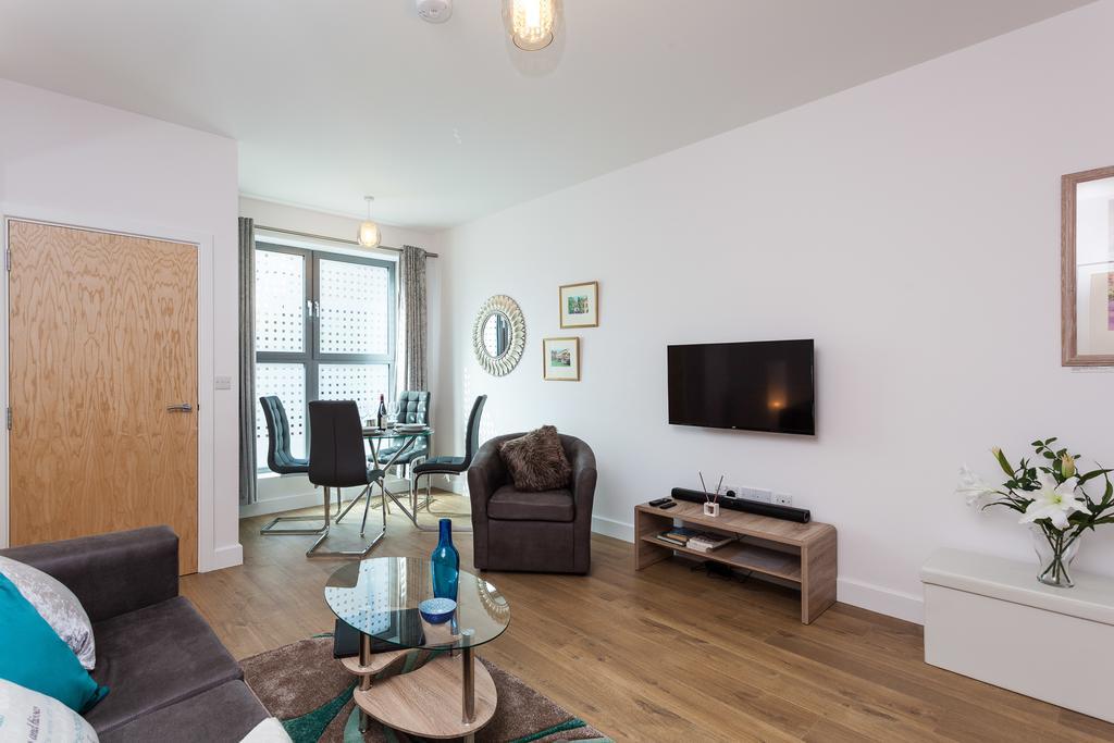Self-Contained Town Centre One Bedroom Apartments By Helmswood Serviced Apartments Redhill  Dış mekan fotoğraf