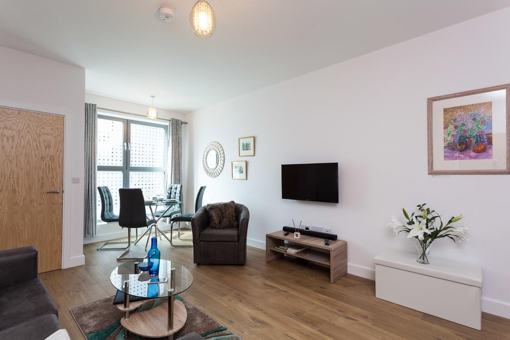 Self-Contained Town Centre One Bedroom Apartments By Helmswood Serviced Apartments Redhill  Dış mekan fotoğraf